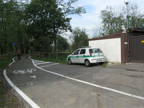 Parcheggio abusivo presso la Casa del parco