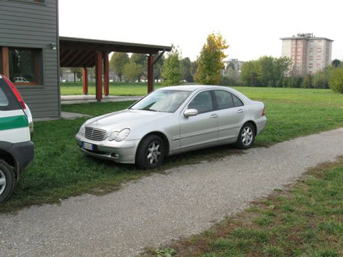 Parcheggio abusivo presso la Casa del parco