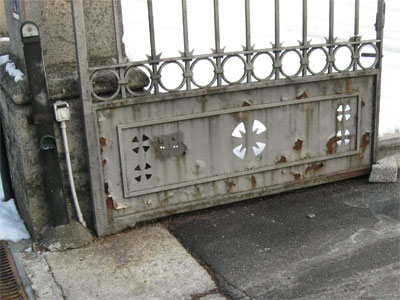 Manufatto in ferro al Cimitero di Seregno