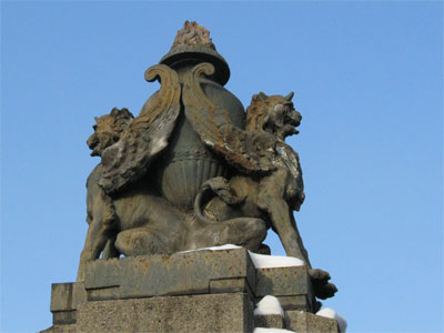 Manufatto in ferro al Cimitero di Seregno