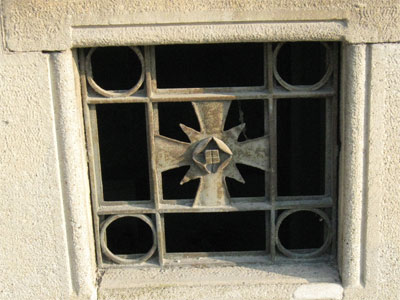 Manufatto in ferro al Cimitero di Seregno