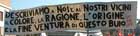 Uno degli innumerevoli striscioni