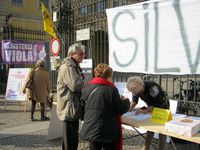 Arcore - manifestazione contro Berlusconi