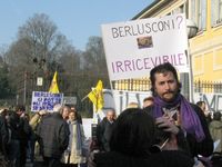 Arcore - manifestazione contro Berlusconi