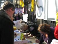Arcore - manifestazione contro Berlusconi