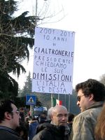 Arcore - manifestazione contro Berlusconi