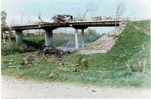 Autobus distrutto a Lužane
