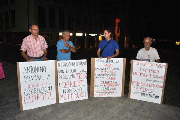 Carate Brianza:Presidio per le dimissioni di Antonino Brambilla
