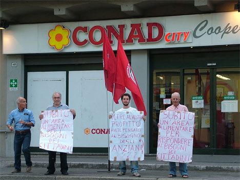 Manifestazione contro la chiusura Conad