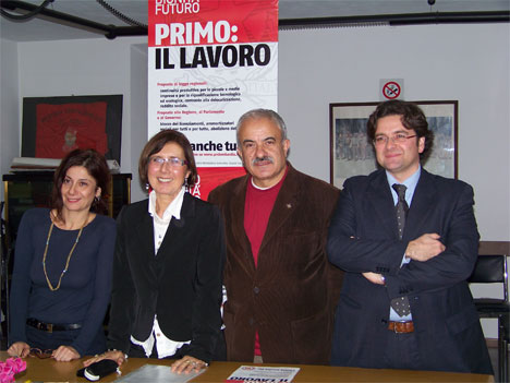 20091118_conf_stampa_prc_seregno_1_468x351 Da sinistra la segretaria Corinna Biancorosso, i consiglieri comunali Giuseppina Minotti e Francesco Mandarano e Vincenzo Ascrizzi della segreteria del PRC Brianza.